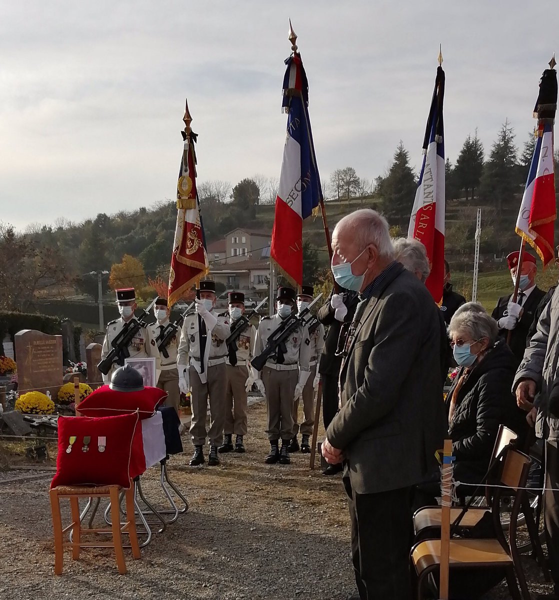 07_dmd's tweet photo. De nombreuses personnalités civiles et militaires, les associations d’anciens combattants et les habitants de la commune étaient présents pour l’hommage à ce Poilu.
La cérémonie était rehaussée par la présence de la garde au drapeau 🇫🇷 du #22eRI auquel appartenait Louis Grangier. https://t.co/59CHUmw22A