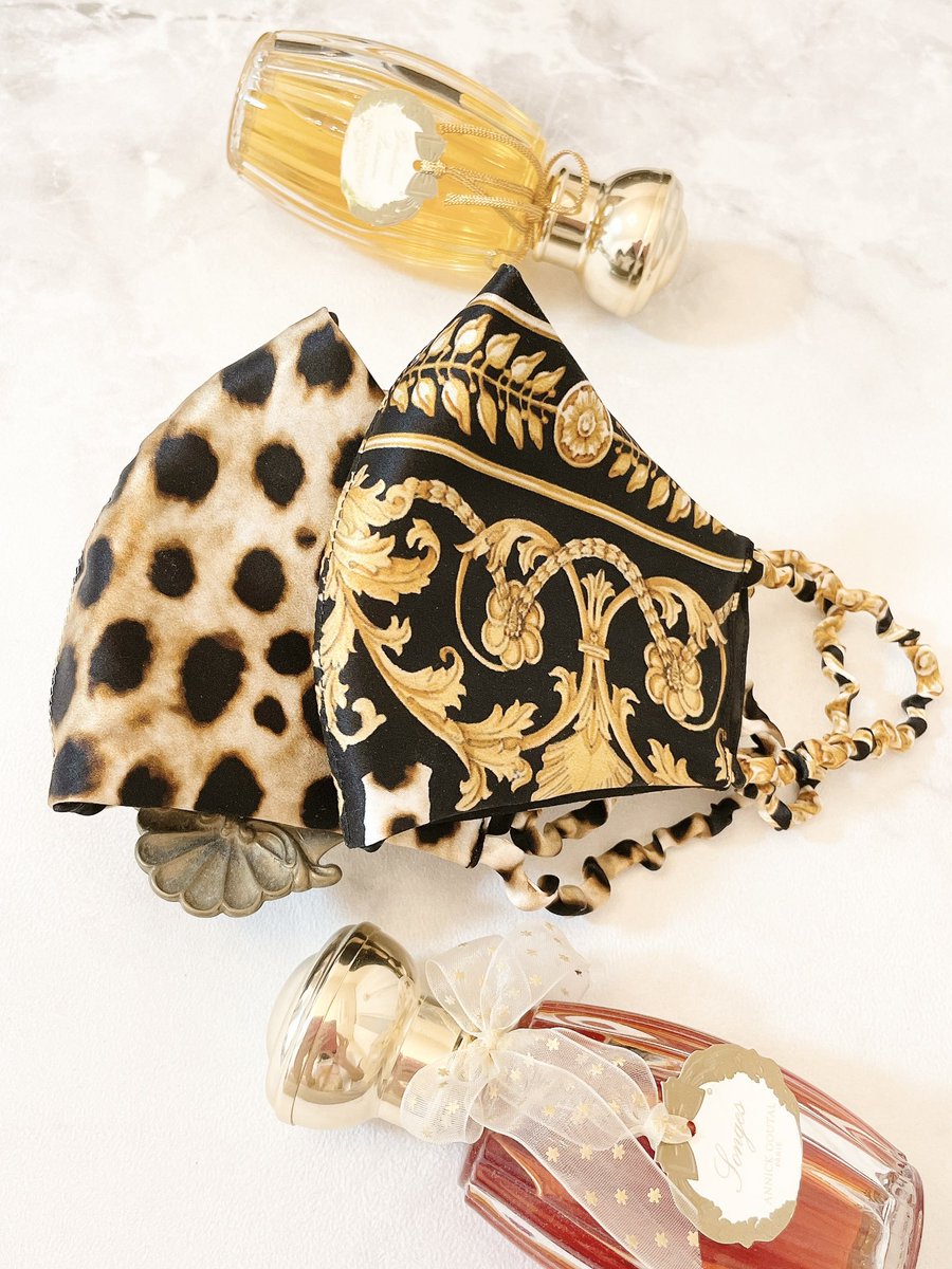 FuntyJp's tweet photo. ベルサーチチックなパターンなのは、イタリア製のシルクだから🐆　両面シルクでお肌に優しい✨ #布マスク https://t.co/vbRu3SOqOM