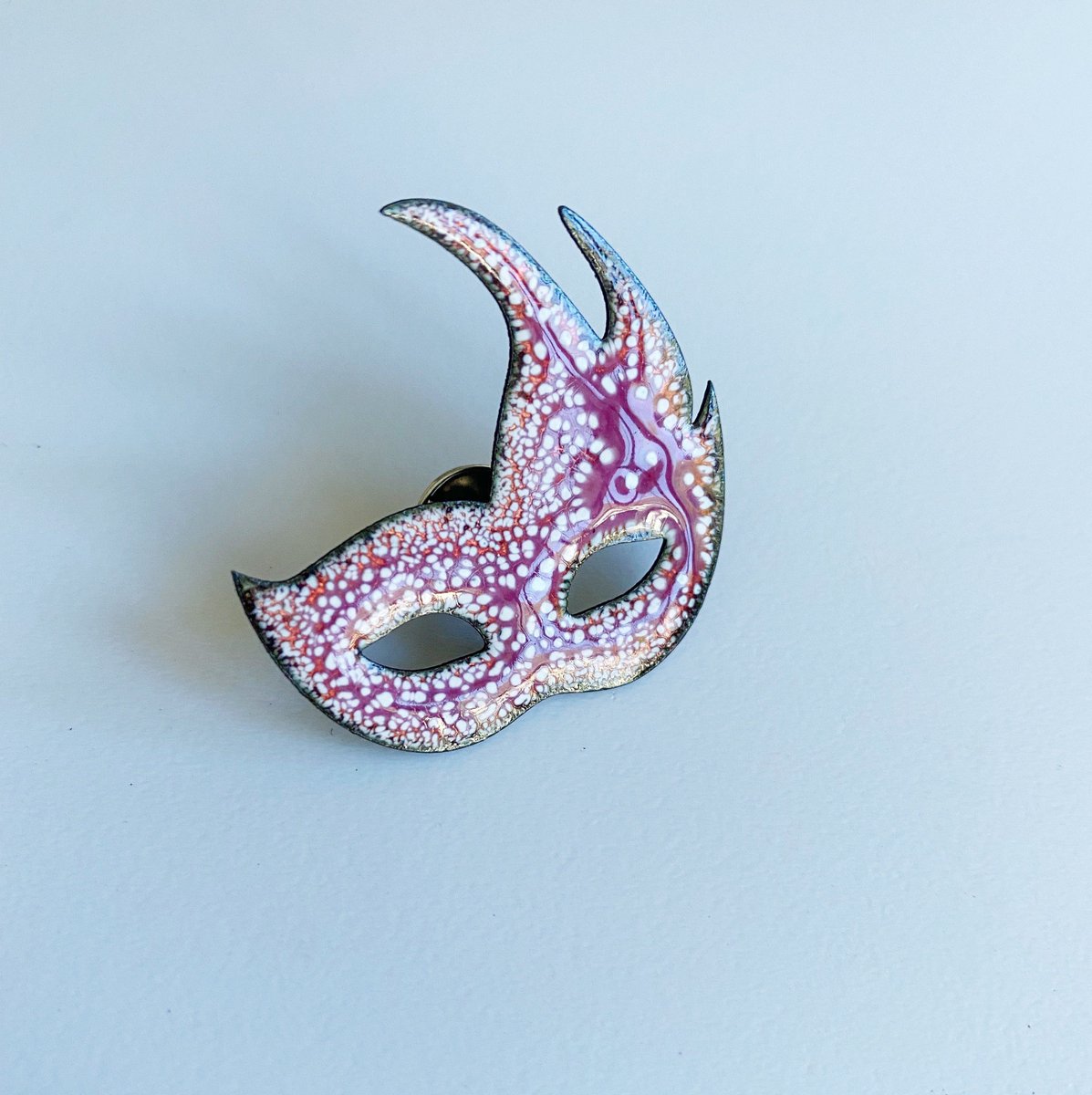 Pink Carnival Mask Brooch Pin, Venetian Mask tuppu.net/e1c601b3  #CuteJewellery