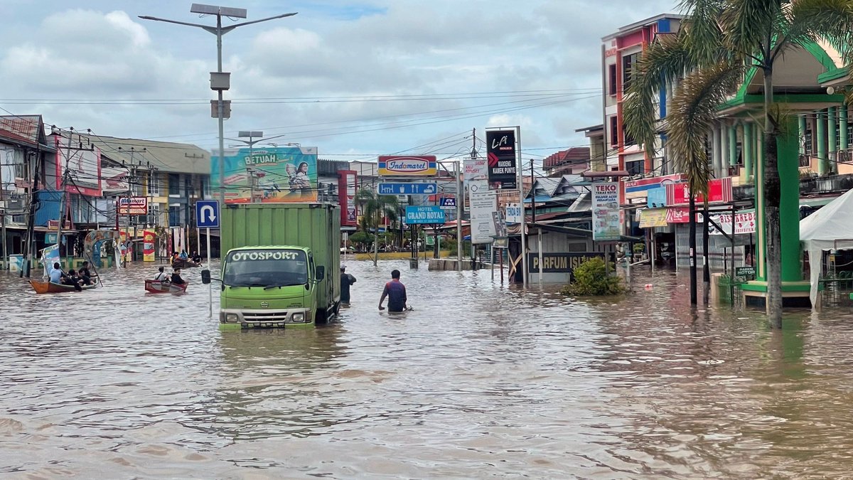 CNNIndonesia's tweet photo. Banjir di Sintang, Kalbar tak kunjung surut selama tiga pekan. Warga mengeluhkan minimnya bantuan yang diterima. Gubernur Kalbar, Sutarmidji menyebut banjir terjadi karena deforestasi dan aktivitas tambang yang tidak terkendali. https://t.co/D1JgvBImdW #CNNIndonesia https://t.co/VYcDAOk2QP