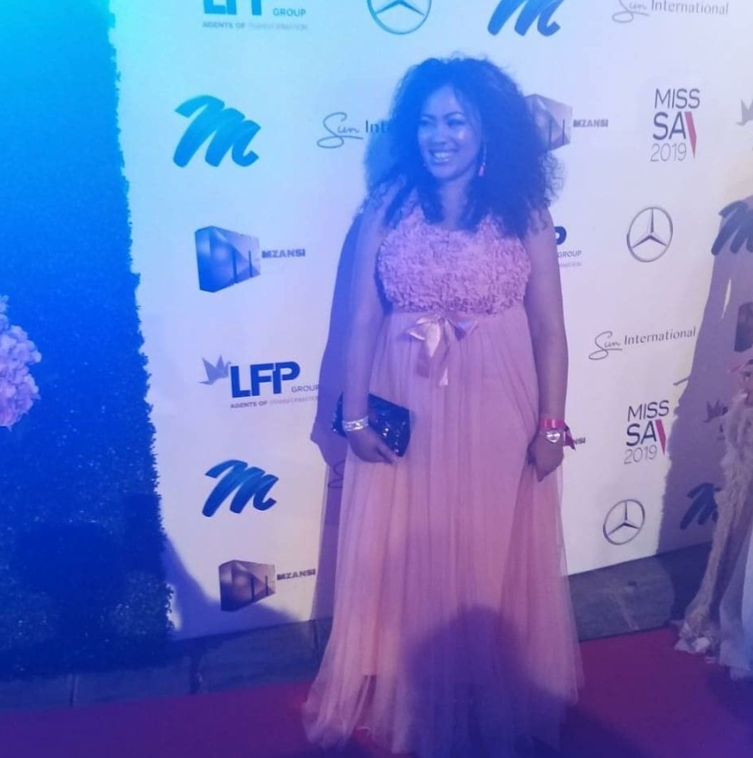 SebagaM's tweet photo. #FBF2019

So I went to Miss SA 2019, wearing a R300 dress that I bought at China Mall a few hours before. 🤣🤞🏽
Guys, when you can, stop being too materialistic and just enjoy life without the unnecessary pressure. We only have one shot at this thing called life.. ✌🏽😘 https://t.co/i6fY2sBWws
