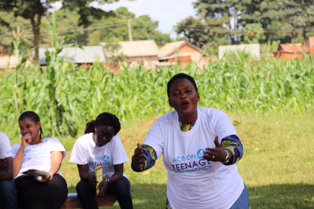 Snacks4U_'s tweet photo. Our team leader @TheSnackLady_ conducted the vocational skills training in paper bag making, distributed relevant SRHR information and reading materials provided by @NaguruTeenage donated food stuff &amp; Launched a bursary scheme with support from Senga Kulannama for the youth

3/6 https://t.co/cwKh0OguI6
