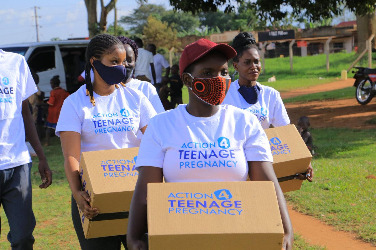 Snacks4U_'s tweet photo. Our team leader @TheSnackLady_ conducted the vocational skills training in paper bag making, distributed relevant SRHR information and reading materials provided by @NaguruTeenage donated food stuff &amp; Launched a bursary scheme with support from Senga Kulannama for the youth

3/6 https://t.co/cwKh0OguI6