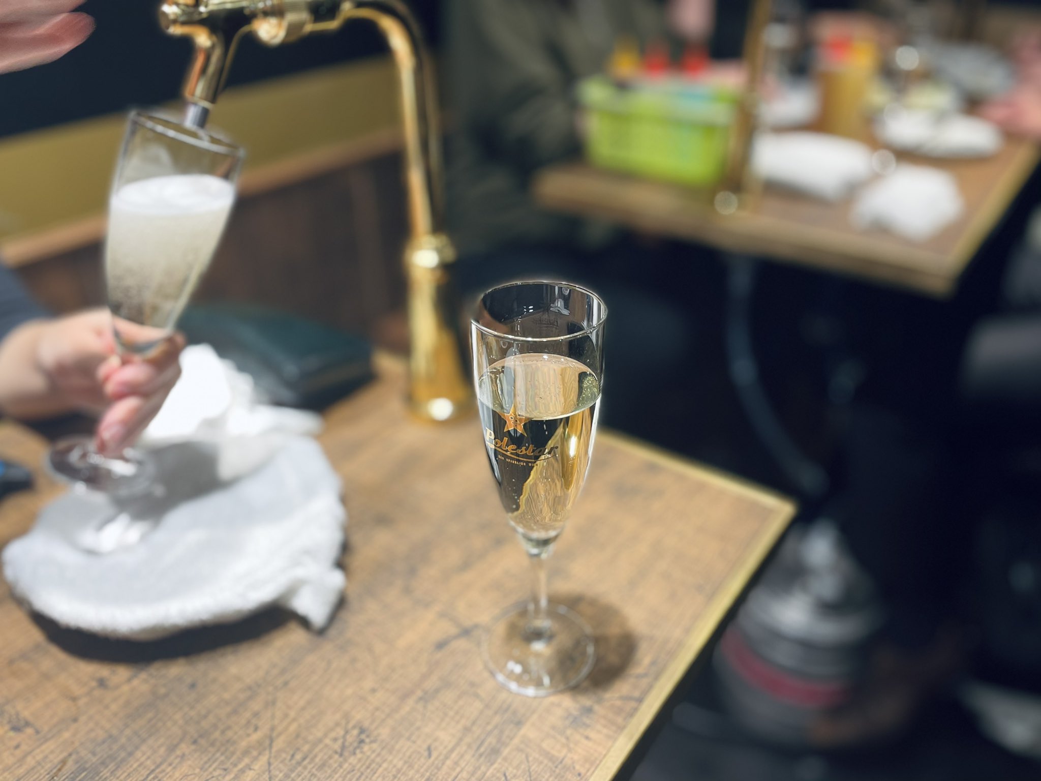 魔女っこれい Pa Twitter 新橋 ラムと泡 樽詰スパークリングワイン飲み放題45分555円 スパークリングワインが無限に出る蛇口がテーブルについている店 銘柄はサッポロのポールスター 心地いい炭酸と軽やかな甘みでガンガン飲める おつまみがとても美味しい 生ラムお