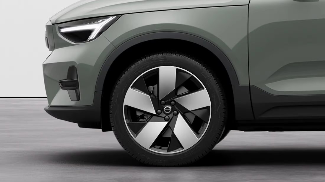 Tiens, un joli facelift de la <a href="/VolvoCarCH/">VolvoCarCH</a> #XC40 Recharge apparaît sur le site allemand. Elle reprend bcp d'éléments de design int./ext. de la C40. Bel intérieur en laine. Poke <a href="/Auto_Propre/">Automobile Propre</a> <a href="/Largus_auto/">L'argus</a>