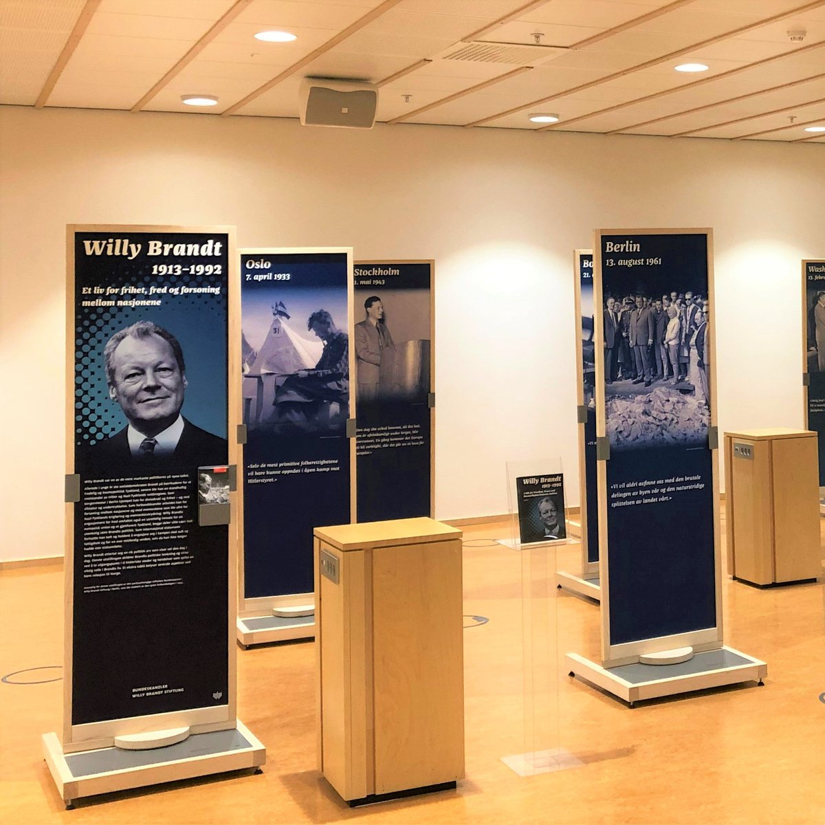 Ab heute ist unsere Wanderausstellung in #Oslo für alle geöffnet. Bis zum 11. Februar 2022 ist die Ausstellung „#WillyBrandt 1913-1992. A Life for Freedom, Peace and Reconciliation between Nations“ in der Uni-Bibliothek @UBOslo zu sehen.
willy-brandt.de/neuigkeiten/di…
#WillyBrandtonTour