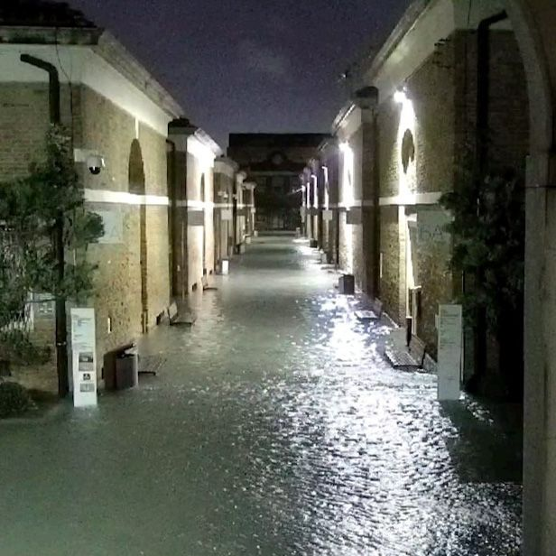 CaFoscari's tweet photo. 🌊#AquaGranda2019: due anni fa #Venezia viveva uno dei suoi momenti più drammatici con un'acqua alta eccezionale di 187 cm slm.
#acqualta #hightide #acquagranda #12novembre
Ph. Il Campus Economico di San Giobbe la sera del 12 novembre 2019 https://t.co/FOr9XgVNCI