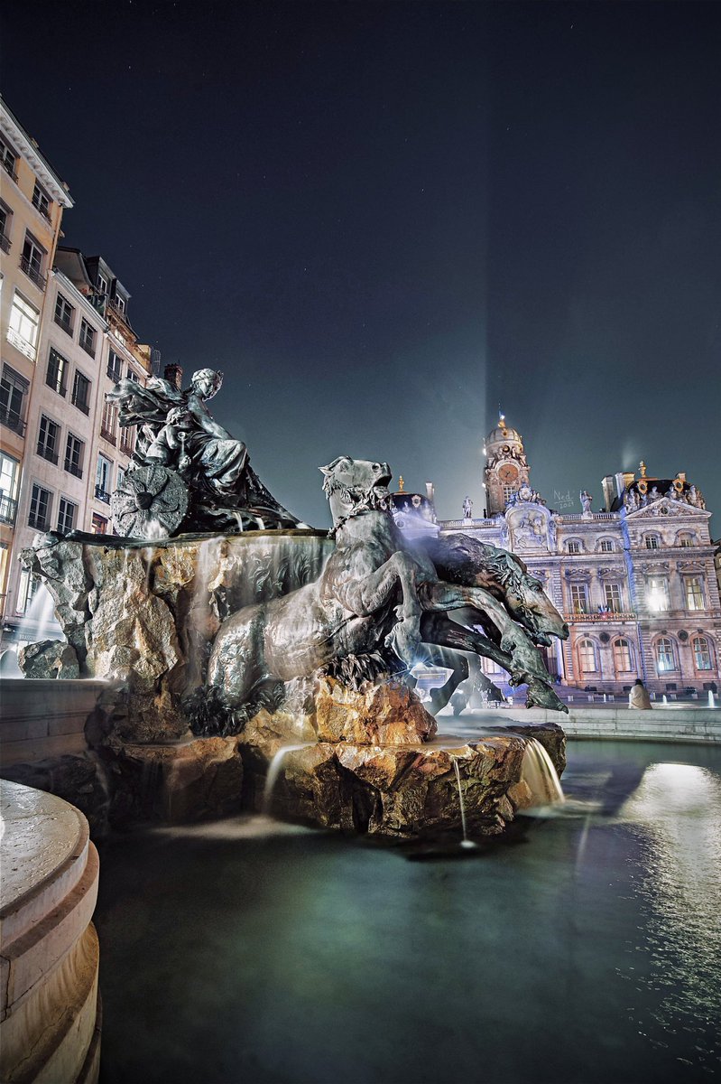NedPhotographie's tweet photo. Hier soir je me baladais dans lyon et puis….. ⭐️⭐️⭐️
#photo #lyonphoto #placedesterreaux #villedelyon #ol69 #ol #lyon #lyonnais #lyonnaise #photographe https://t.co/gzmqWUde3q
