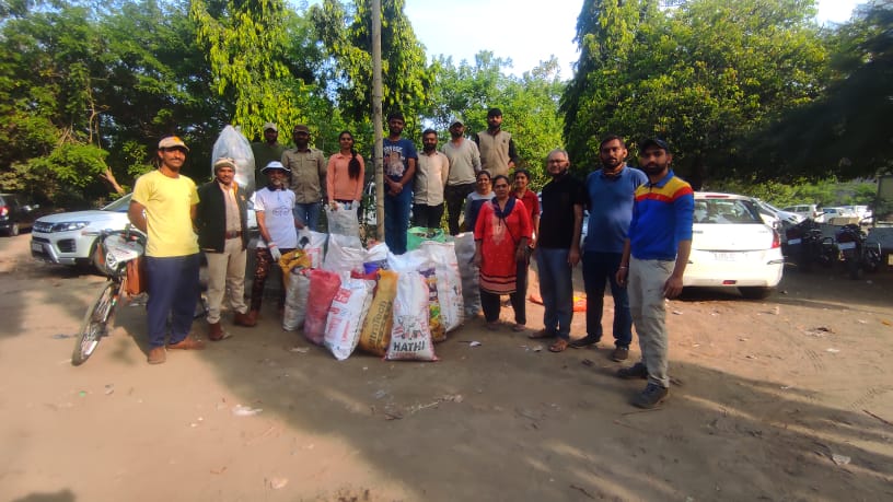 Pranav4940's tweet photo. So many NGOs did number of plastic cleaning drive on Willingdondam https://t.co/LZNibiQ4pu today's drive we collected heap of plastic spoon from only 10 square feet area. there are tons of waste of plastic bottles and wrapper.Not a single dustbin on this tourism site. https://t.co/z74dpKaz1L