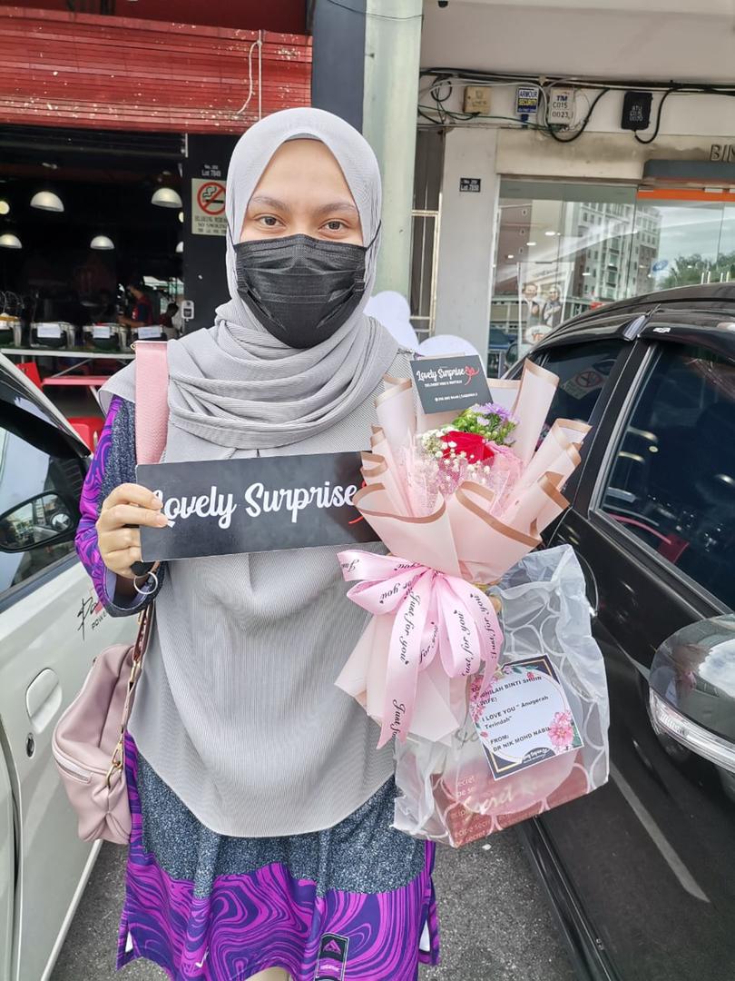 _aquNicK_'s tweet photo. Happy Birthday to my beloved wife...
May ALLAH blessed of you and get more praised in your lifes.
.........
Beribu-ribu pohon beringin
Hanya satu si pohon randu
Saat malam terasa dingin
Hanya wajahmu yang aku rindu.

#drnikmohdnabil https://t.co/j4U3pEGaGP