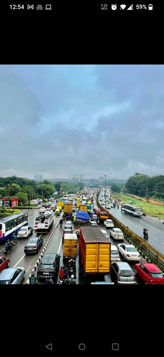 sarfarazoffc's tweet photo. Time spent from Airport to center city is all about #hebbal trafic jam .we while going back from work or ambulence getting stuck on the flyover goverment and local authorities are least concern , requesting authorities to find a solution. #CMkarnataka #hebbal #hebbaltraficpolice https://t.co/x3kAengf9v