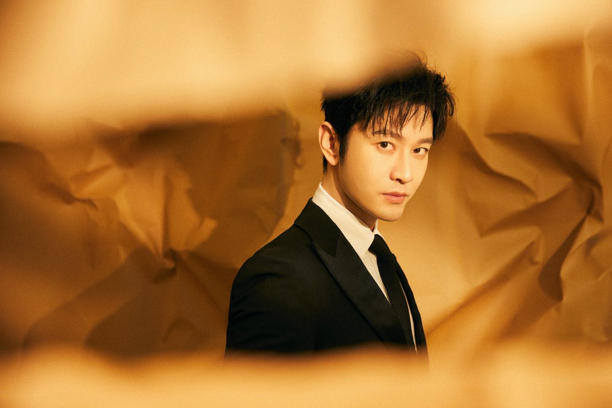 CdramaL's tweet photo. 「📸 | Novo drama de espionagem #TheInfiltration, anuncia oficialmente os protagonistas, #HuangXiaoming, #JiangXin e #WuXiaoliang, com participações especiais de #WanQian e #WangZhifei, as filmagens começam hoje.

#潜伏者 https://t.co/JInikUsPrC