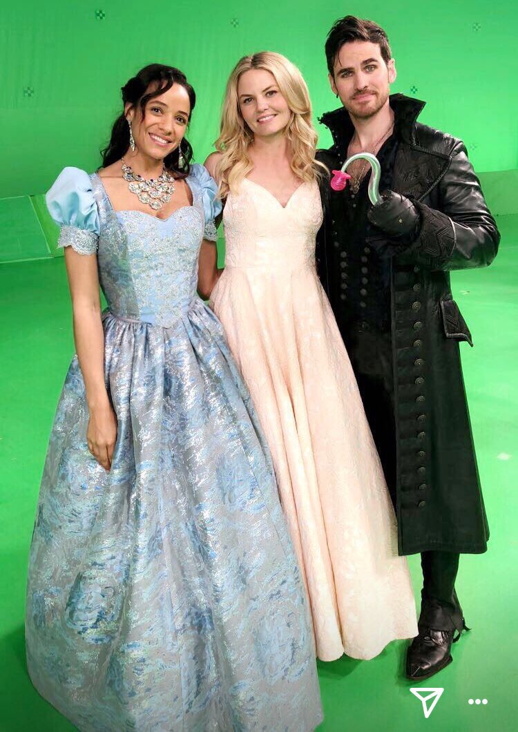 Captainswan55's tweet photo. I miss this cast❤️ #OUAT @colinodonoghue1 @jenmorrisonlive @DaniaJRamirez @RoseAReynolds @LanaParrilla @andjwest @bexmader https://t.co/ZFcFTTIxsy