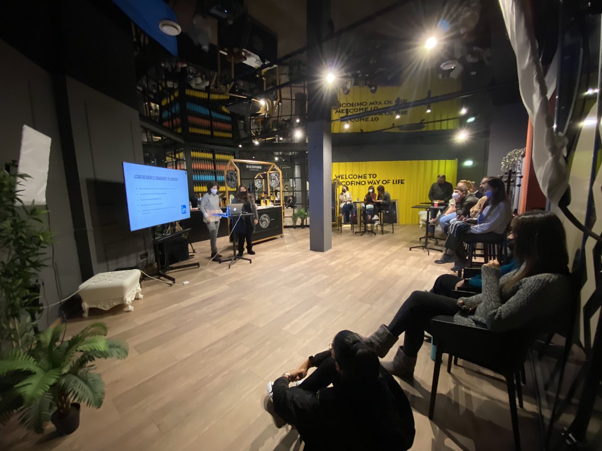 neozink's tweet photo. ¡Nuevo #viernes de #NeoSchool! 😎@aroaferalonso y @CarolinaDlavega nos hablan del engagement y el futuro de las #RRSS ¿Qué publicaciones funcionan mejor? ¿Cuáles son las tendencias? 🧐 ¡Todos muy atentos! 🤓 https://t.co/ZeyTetCa0y