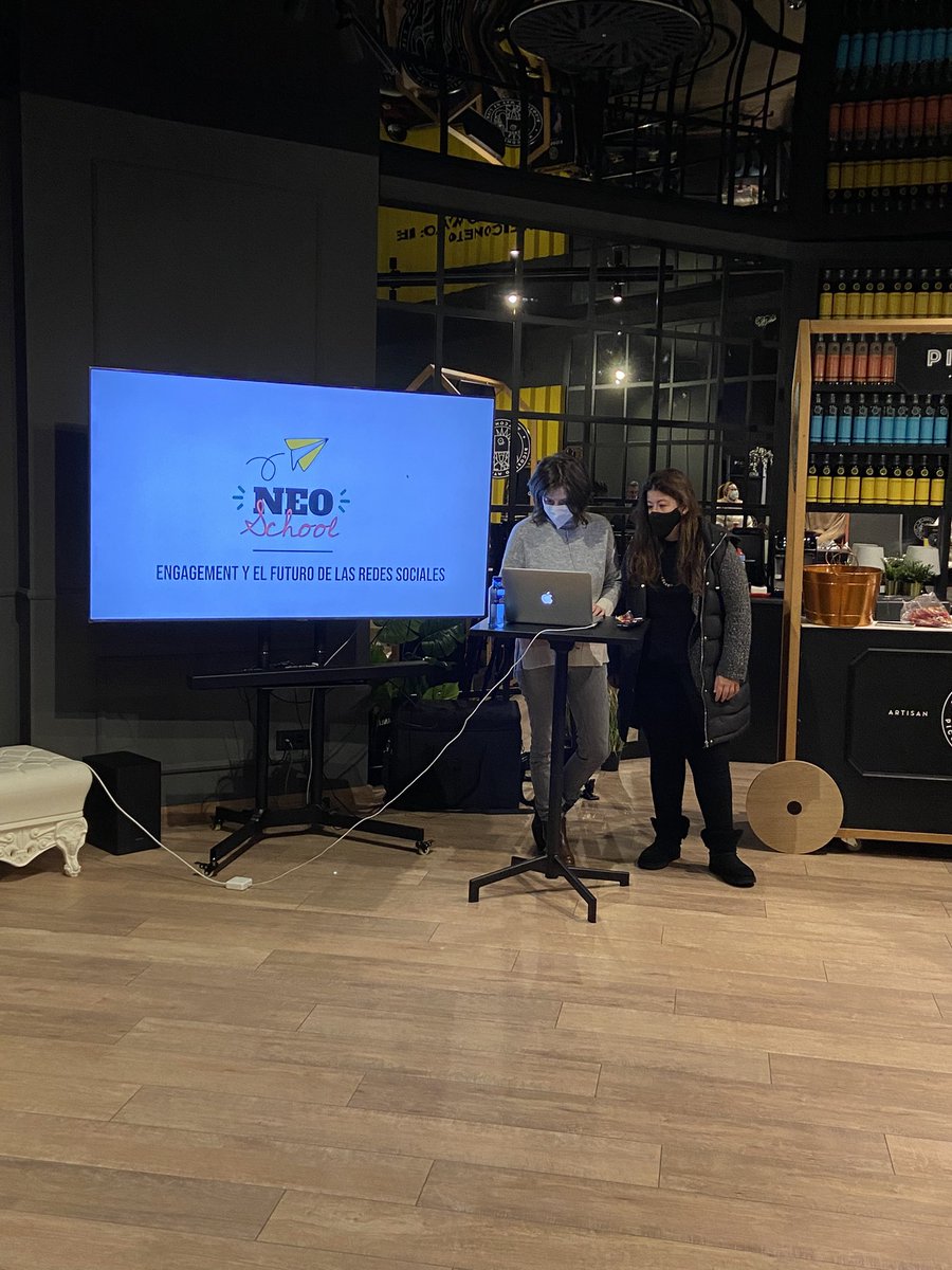 neozink's tweet photo. ¡Nuevo #viernes de #NeoSchool! 😎@aroaferalonso y @CarolinaDlavega nos hablan del engagement y el futuro de las #RRSS ¿Qué publicaciones funcionan mejor? ¿Cuáles son las tendencias? 🧐 ¡Todos muy atentos! 🤓 https://t.co/ZeyTetCa0y