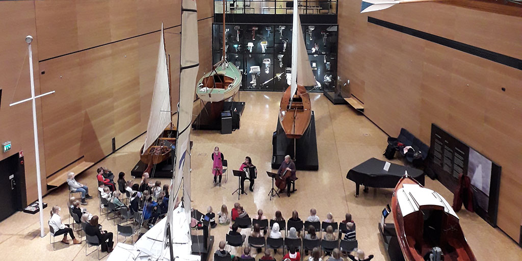 suomenmerimuseo's tweet photo. Venehalli soi! Kotkan seudun musiikkiopiston opettajien Merimonsteri ja lintu -konsertti aloitti aamun iloisesti. #merimonsterit #museot #yleisötyö https://t.co/QwExuHwylx