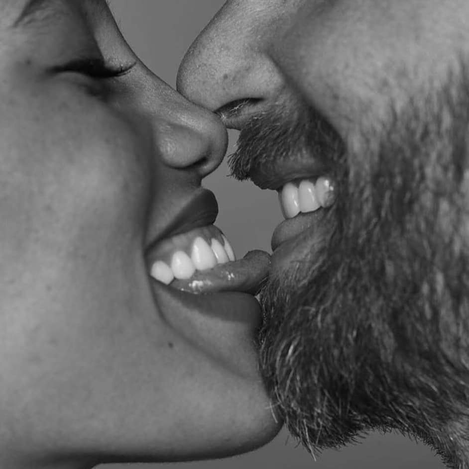 أثمل فـي كل مرة أراك فيها كأن الله خلقك مـن خمر
و خلـق سائِر الناس مـن طيـن 😌❤