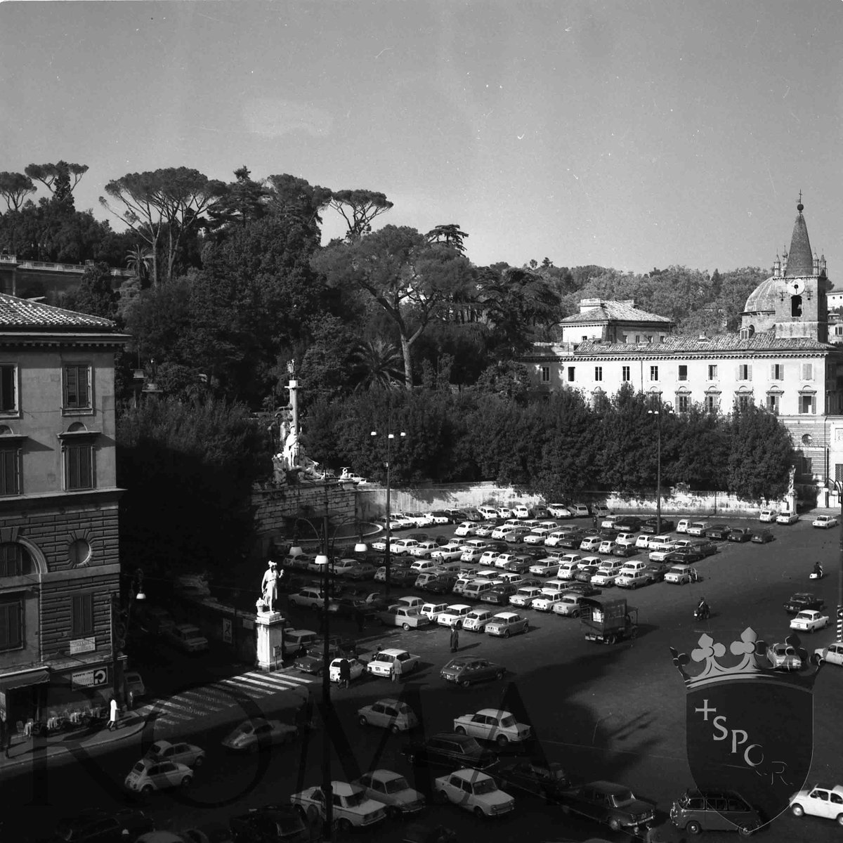 Roma's tweet photo. #Romember - Ricordi di Roma - Le piazze di Roma - Piazza del Popolo 🎞 foto del 1956
Fino a tutti gli anni '60 in molte piazze della città era possibile transitare e parcheggiare con le automobili.
#BuongiornoRoma © Archivio Capitolino https://t.co/bdow4phoJh