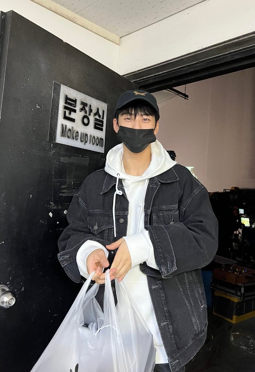 Nunus_noona's tweet photo. Eunwoo's eyes..

He looks soo tired 😭😭😭😭

Still went to support MJ with food
🥺🥺 https://t.co/n03qu8qqim