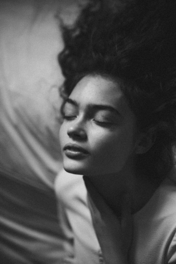 Grand-mère, je souffre.
Utilise tes mains.
Mes mains ?
Quand tu les utilises en peignant ou en les plongeant dans la terre, elles envoient des signaux d'amour et ton âme se calme. Le cœur guide les mains. La douleur ne disparaîtra pas mais elle se métamorphosera en embellie. 
🎀