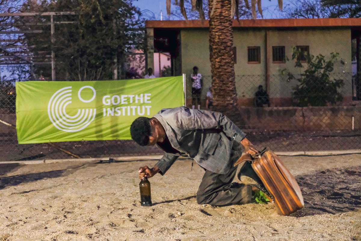 OLAF_Namibia's tweet photo. AXUE 
by @marchell_J7 

OLAF 2021 | Day 2 | 08 Nov 
Suiderhof Park, Suiderhof.

Photos by @Paparazzi_opas 

#olafnamibia #livearts #performanceart #windhoek #communitytheatre #goetheinstitutnamibia #goethenamibia #nationaltheatreofnamibia https://t.co/fEcC3UnVMx