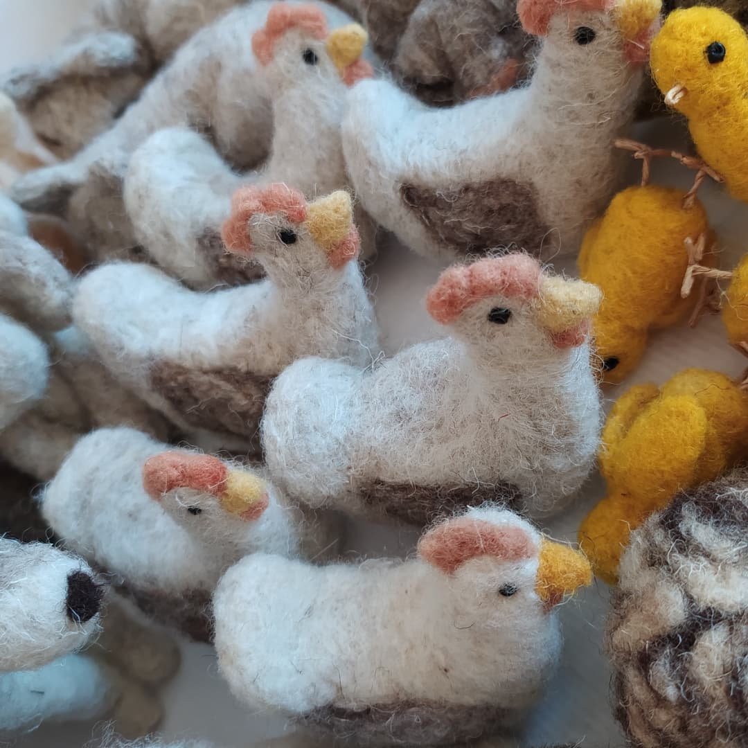 Barrina_art's tweet photo. Arriba final d'any i també les fires, el Nadal i nosaltres estem preparant animalons a dojo! Les agulles van a tope😅. Aquest Nadal cada animaló al seu corral (o a casa de cadascú de vosaltres) Una abraçada ben gran!😘🤗🤍🐑🧶 https://t.co/oxXBpPxWGC