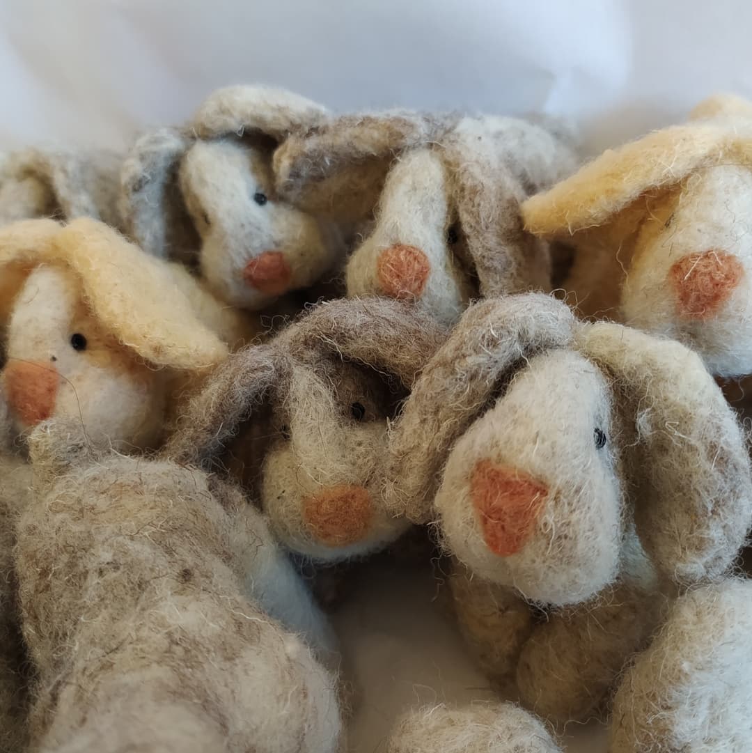 Barrina_art's tweet photo. Arriba final d'any i també les fires, el Nadal i nosaltres estem preparant animalons a dojo! Les agulles van a tope😅. Aquest Nadal cada animaló al seu corral (o a casa de cadascú de vosaltres) Una abraçada ben gran!😘🤗🤍🐑🧶 https://t.co/oxXBpPxWGC