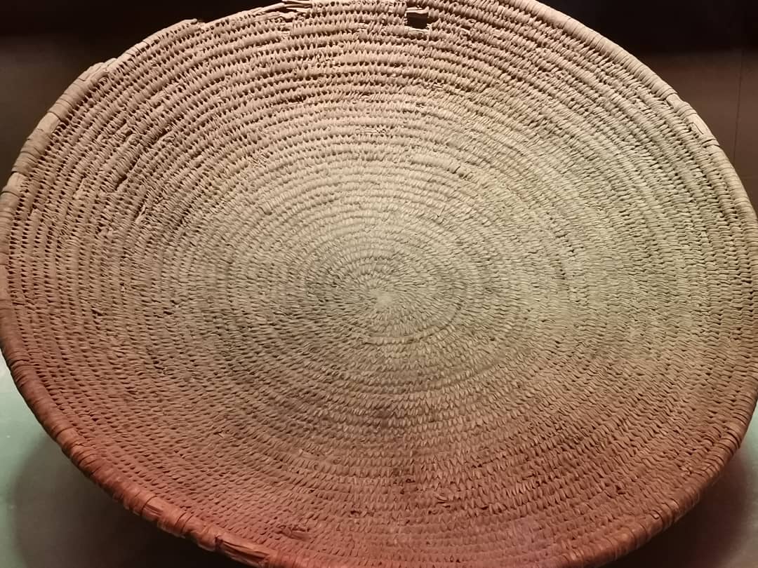 OMURILLOA's tweet photo. Cesto y bolso. 20,000 a 5,500 a.C. Cueva de la Candelaria, Coahuila. Fibras vegetales tejidas. Museo Regional de la Laguna.

#mexico #arqueologia #cesteria #arteindigena #coahuila https://t.co/lnFROmxcOh
