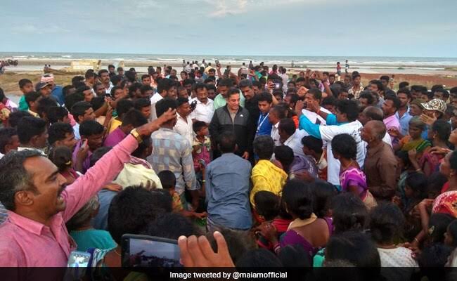 NishokPrabhakar's tweet photo. Whenever a disaster strikes, poor people suffers a lot comparing to that of others. He always stood with those poor people in such situations. ❤️ #நற்பணிநாயகன்_கமல்
#KamalHaasan #MakkalNeedhiMaiam
Pic 1 during gaja cyclone and pic 2 is taken today. #Chennai #chennaifloods2021 https://t.co/NK60K0H4L2