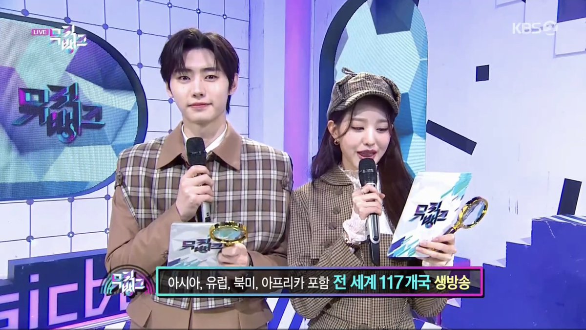 enhypenupdates's tweet photo. [PHOTO] 211112

MC Sunghoon on today's Music Bank!

CHIEF MC SUNGHOON
#성훈왕박엠씨 #엔하이픈_성훈 #SUNGHOON @ENHYPEN_members @ENHYPEN https://t.co/6uby7qmOqL