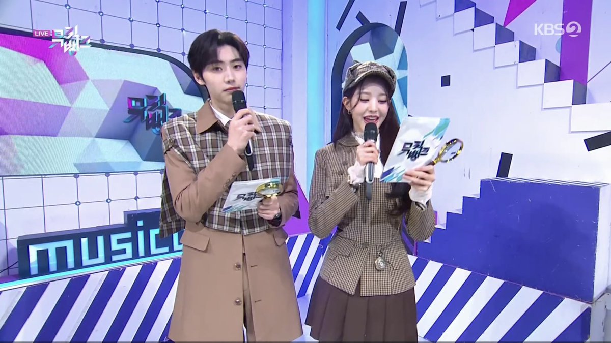 enhypenupdates's tweet photo. [PHOTO] 211112

MC Sunghoon on today's Music Bank!

CHIEF MC SUNGHOON
#성훈왕박엠씨 #엔하이픈_성훈 #SUNGHOON @ENHYPEN_members @ENHYPEN https://t.co/6uby7qmOqL