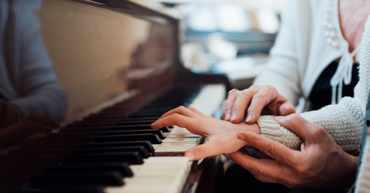A fascinating new article, well worth reading is now up, written by Kerry Barnes, its all about #music and #disability, in particular, a condition called #FocalDystonia, why not go check it out now:
inthekeymagazine.blogspot.com/2021/11/music-…