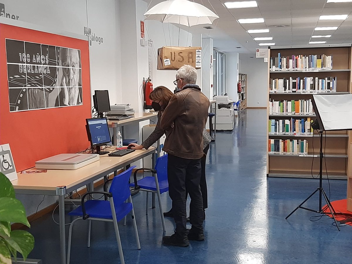 LolaRBrito's tweet photo. Compañeros de la @unisevilla visitando la Exposición Berlanguiana en la #BUSComunicacion de @Gabifcom Acceso a la Exposición virtual en https://t.co/cXf0mfAV12 https://t.co/feE88xZC4i