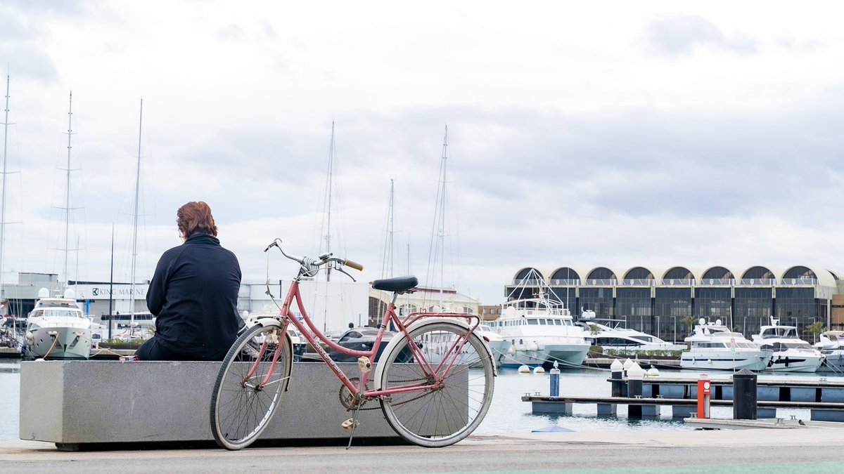 🔵 Hi ha moviments que transformen espais: agafar la bici, acostar-se fins al teu racó favorit de La Marina i pensar amb pausa.  #LaMarinadeValència