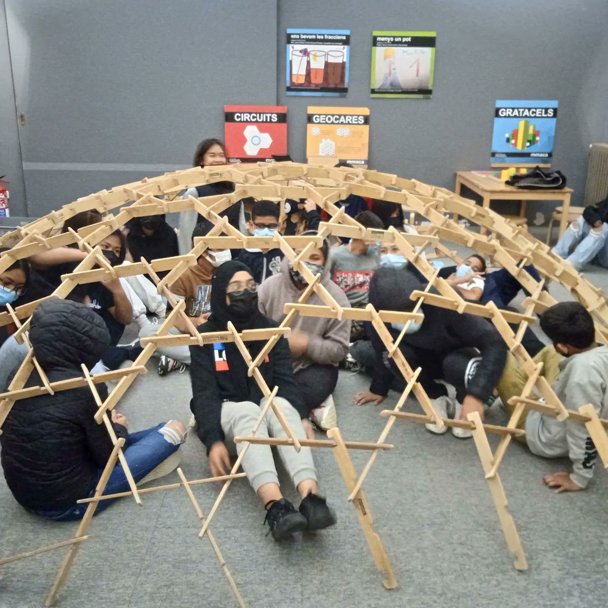 insmtarradell's tweet photo. Els alumnes de 2ESO han fet una visita al @mmaca_cat on han pogut experimentar amb les mates, en un museu on es pot tocar! També han construït 2 de les cúpules que va idear L. Da Vinci, realitzant un bon treball en equip i posant a prova la seva resistència #2eso21 #insmt #mmaca https://t.co/FycGz7hUkz