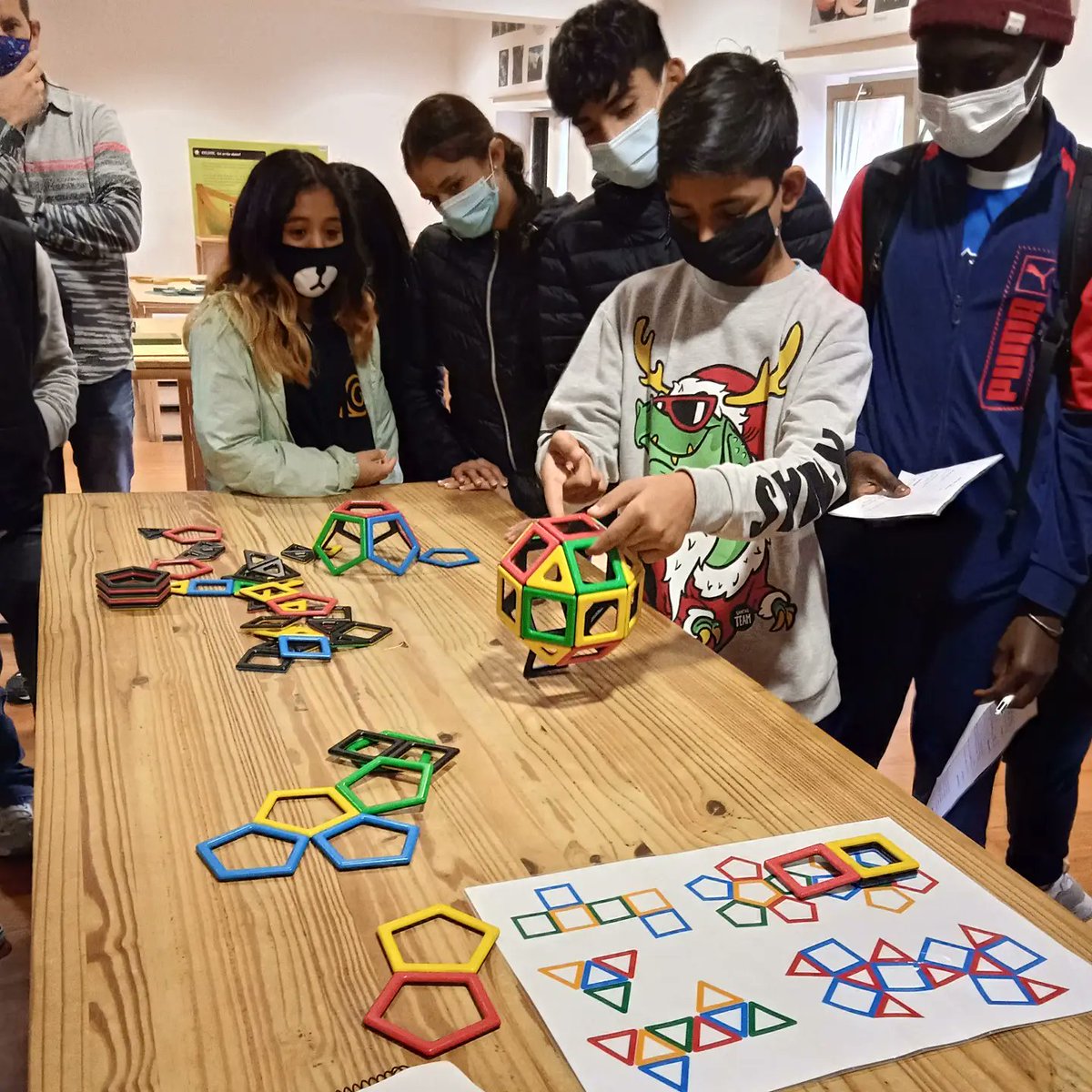 insmtarradell's tweet photo. Els alumnes de 2ESO han fet una visita al @mmaca_cat on han pogut experimentar amb les mates, en un museu on es pot tocar! També han construït 2 de les cúpules que va idear L. Da Vinci, realitzant un bon treball en equip i posant a prova la seva resistència #2eso21 #insmt #mmaca https://t.co/FycGz7hUkz