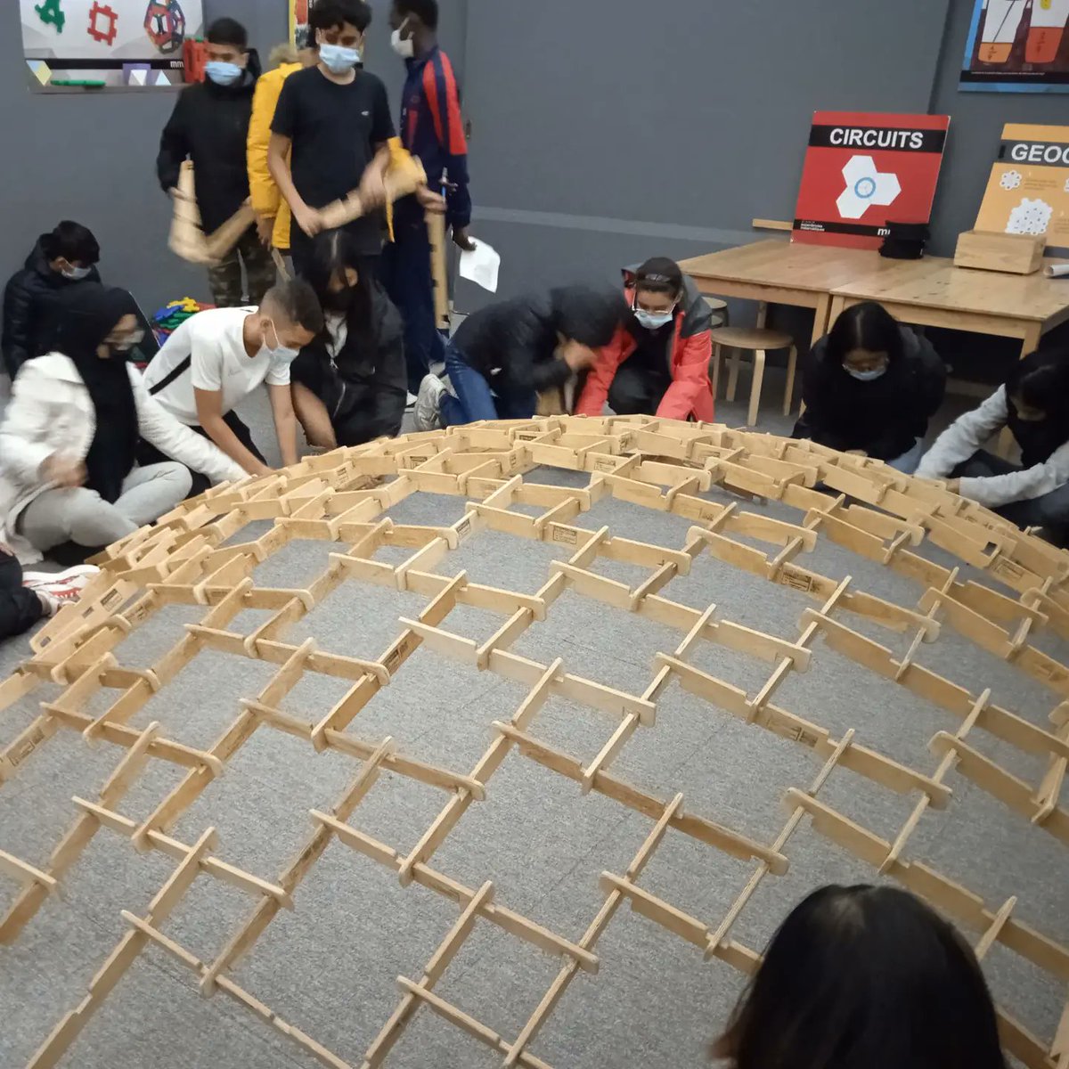 insmtarradell's tweet photo. Els alumnes de 2ESO han fet una visita al @mmaca_cat on han pogut experimentar amb les mates, en un museu on es pot tocar! També han construït 2 de les cúpules que va idear L. Da Vinci, realitzant un bon treball en equip i posant a prova la seva resistència #2eso21 #insmt #mmaca https://t.co/FycGz7hUkz
