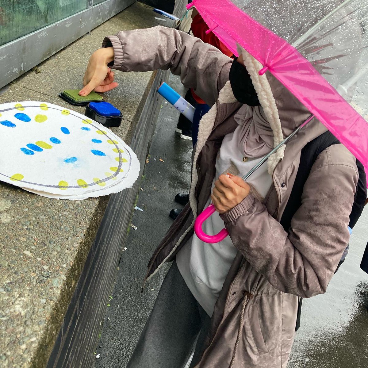 ElaineRartist's tweet photo. ‘ We are together, the planet is not just for humans- it is for all life, we need to give it more care’ Zainab adding her #fingerprint to #spottimespottime #alllife #workingtogether #sittingequally #conservationmeanslife #artaunifyinglanguage
#climatechange #glasgow #love https://t.co/mTDk62qHvk