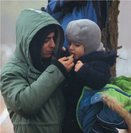 CaritasRoma's tweet photo. «Cercare di impedire che questi disperati muoiano mentre i leader litigano in Polonia è un reato che può costare il carcere. Noi però ricordiamo la lezione di papa Wojtyla e disobbediamo in modo legale».
Wiktor Jarocki, Krynki.
Nella preghiera affidiamoli a san Giovanni Paolo II https://t.co/WZEeSXqLHJ