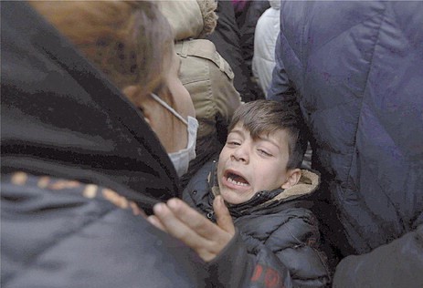CaritasRoma's tweet photo. «Cercare di impedire che questi disperati muoiano mentre i leader litigano in Polonia è un reato che può costare il carcere. Noi però ricordiamo la lezione di papa Wojtyla e disobbediamo in modo legale».
Wiktor Jarocki, Krynki.
Nella preghiera affidiamoli a san Giovanni Paolo II https://t.co/WZEeSXqLHJ