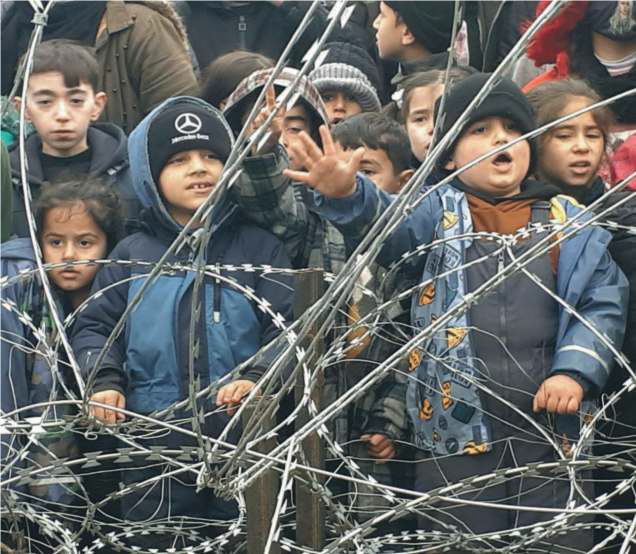 CaritasRoma's tweet photo. «Cercare di impedire che questi disperati muoiano mentre i leader litigano in Polonia è un reato che può costare il carcere. Noi però ricordiamo la lezione di papa Wojtyla e disobbediamo in modo legale».
Wiktor Jarocki, Krynki.
Nella preghiera affidiamoli a san Giovanni Paolo II https://t.co/WZEeSXqLHJ