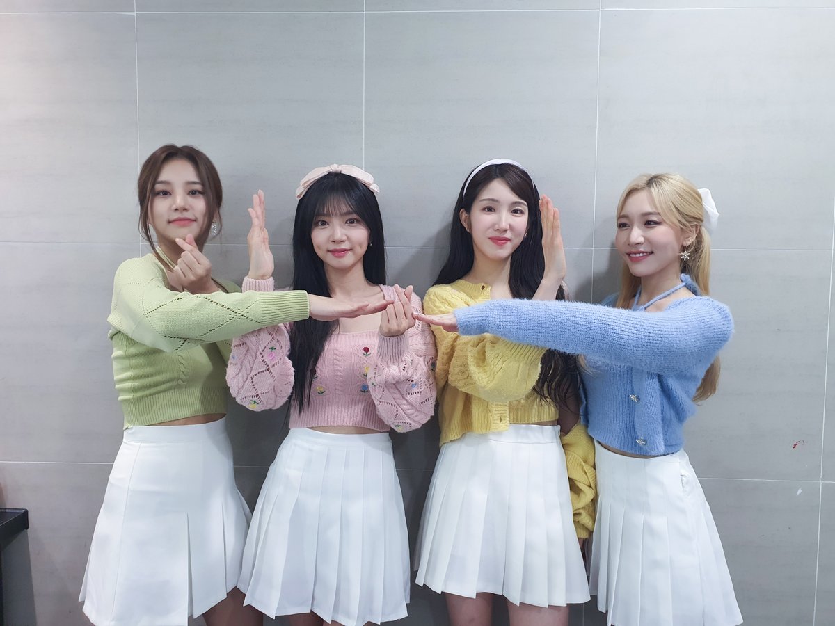 officialLABOUM's tweet photo. [#라붐]

깜짝 스페셜 무대 #상상더하기 와 #아로아로 부터 
#KissKiss 까지 오늘도 우리 라부미들은 사랑스러움이 뿜뿜💕

#LABOUM #BLOSSOM
#키스키스 #KissKiss
#다시_만나_설레게_해 https://t.co/ITUQNeTAg3