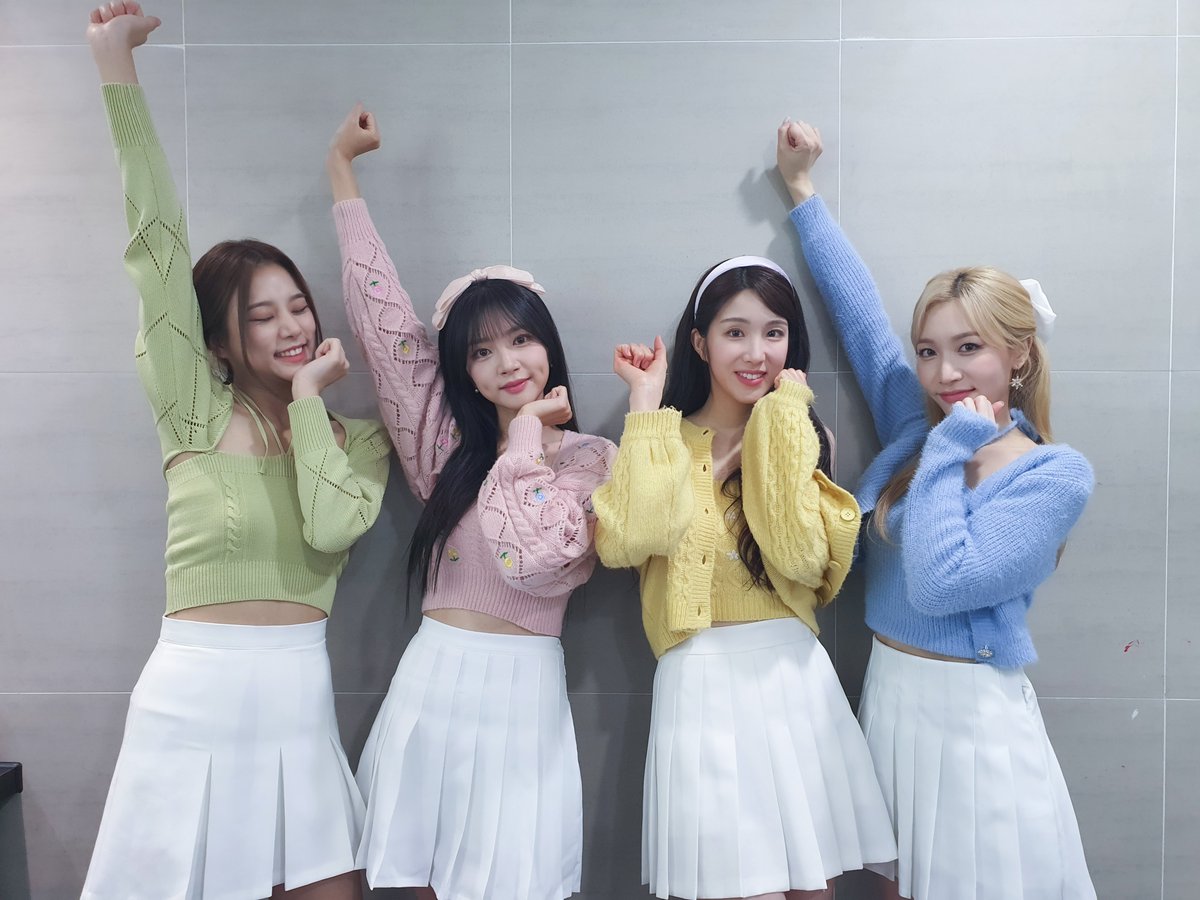 officialLABOUM's tweet photo. [#라붐]

깜짝 스페셜 무대 #상상더하기 와 #아로아로 부터 
#KissKiss 까지 오늘도 우리 라부미들은 사랑스러움이 뿜뿜💕

#LABOUM #BLOSSOM
#키스키스 #KissKiss
#다시_만나_설레게_해 https://t.co/ITUQNeTAg3