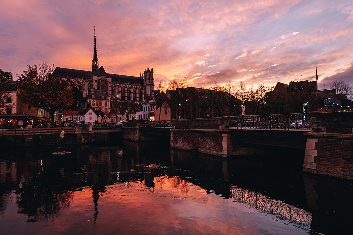 refusehibernate's tweet image. [ 🇫🇷 FRANCE ]
La semaine dernière, nous avons visité la charmante ville d&apos;Amiens avec ses belles couleurs automnales. 🍁 Et nous en avons profité pour retourner voir les magnifiques falaises du Bois de Cise. #GoSomme avec @SommeTourisme et @AmiensOT.