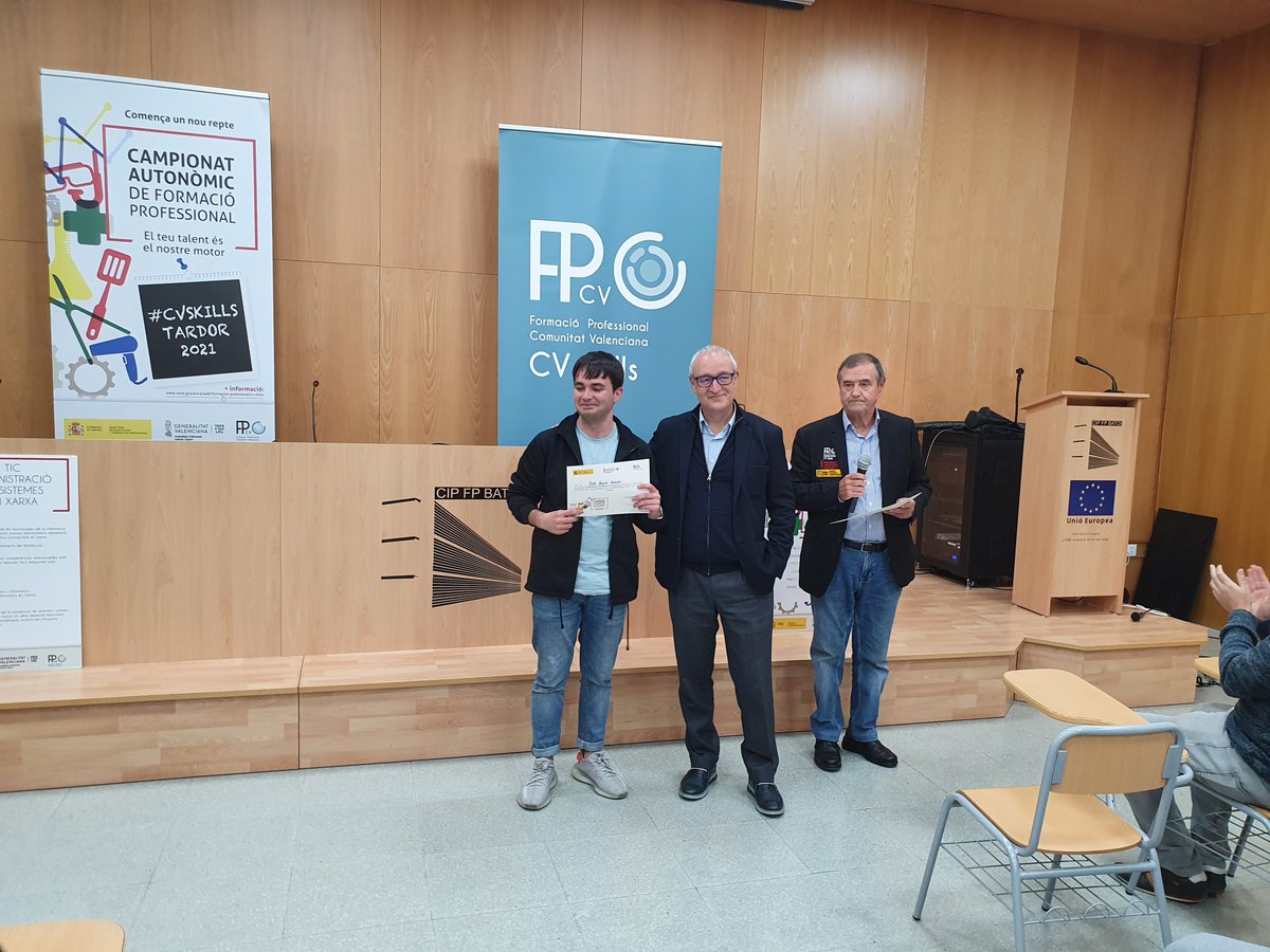 CEFIRE_FP_ERE's tweet photo. 🏆Lliurament dels premis als guanyadores de les #CVSKILLS TIC: Adm. Sistemes Informàtics al @CIP_FP_Batoi 
🥇Pablo Conejero @DI_iestacio
🥈Miquel Honrubia @InstitutAbastos 
 🥉Joaquín Domínguez @InstitutoAbastos
👏👏 Gràcies i enhorabona als participants 
@GVAeducacio @mgomicia https://t.co/iIuKflApZQ