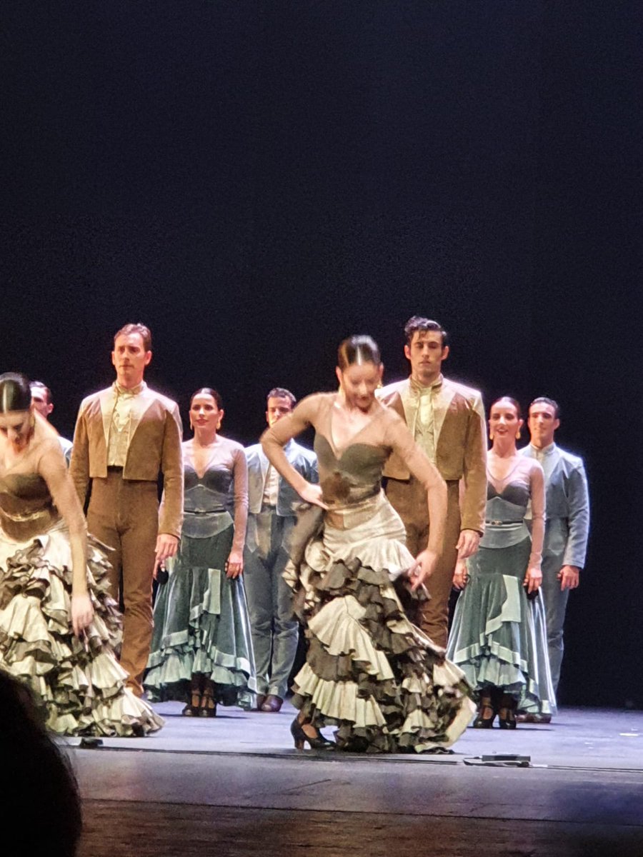 ConEspSanPeter's tweet photo. Felicitamos al @balletnacional de España, que dejó maravillado al entendido público que acudió a la apertura del festival #DanceOpen de San Petersburgo y a la clase maestra de Rubén Olmo. Vuelvan pronto, pedían emocionados https://t.co/ba7ibcIJsN