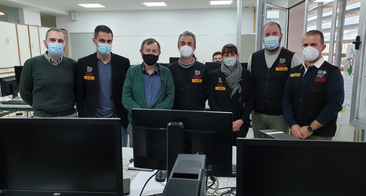 CEFIRE_FP_ERE's tweet photo. 🏆Lliurament dels premis als guanyadores de les #CVSKILLS TIC: Adm. Sistemes Informàtics al @CIP_FP_Batoi 
🥇Pablo Conejero @DI_iestacio
🥈Miquel Honrubia @InstitutAbastos 
 🥉Joaquín Domínguez @InstitutoAbastos
👏👏 Gràcies i enhorabona als participants 
@GVAeducacio @mgomicia https://t.co/iIuKflApZQ