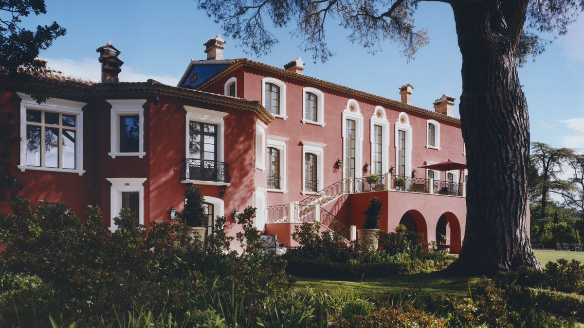EspaceAtypiqueG's tweet photo. [Focus]

Cap sur le sud de la #France à la découverte d'une vaste bastide transformée en un château convivial et érudit, où festoient œuvres d'art et grands crus. ✨ #Architecture #Luxe  https://t.co/zbXjMCUeY6 https://t.co/udLT3Z0ExE