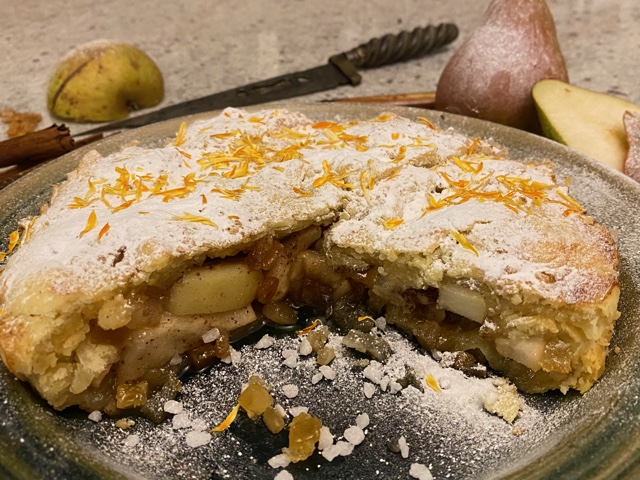 OrchardNotes's tweet photo. Brigitte Webster, of @tudorfoodrecipe fame, has very kindly sent in her recipe for an absolutely delicious spiced pear #pie, based on Thomas Dawson's 1594 method for baking pears, quinces and wardens:
https://t.co/iJlS1XYBlg
#orchardrecipe #pears #C16th #C21st https://t.co/NgNujHk5iu