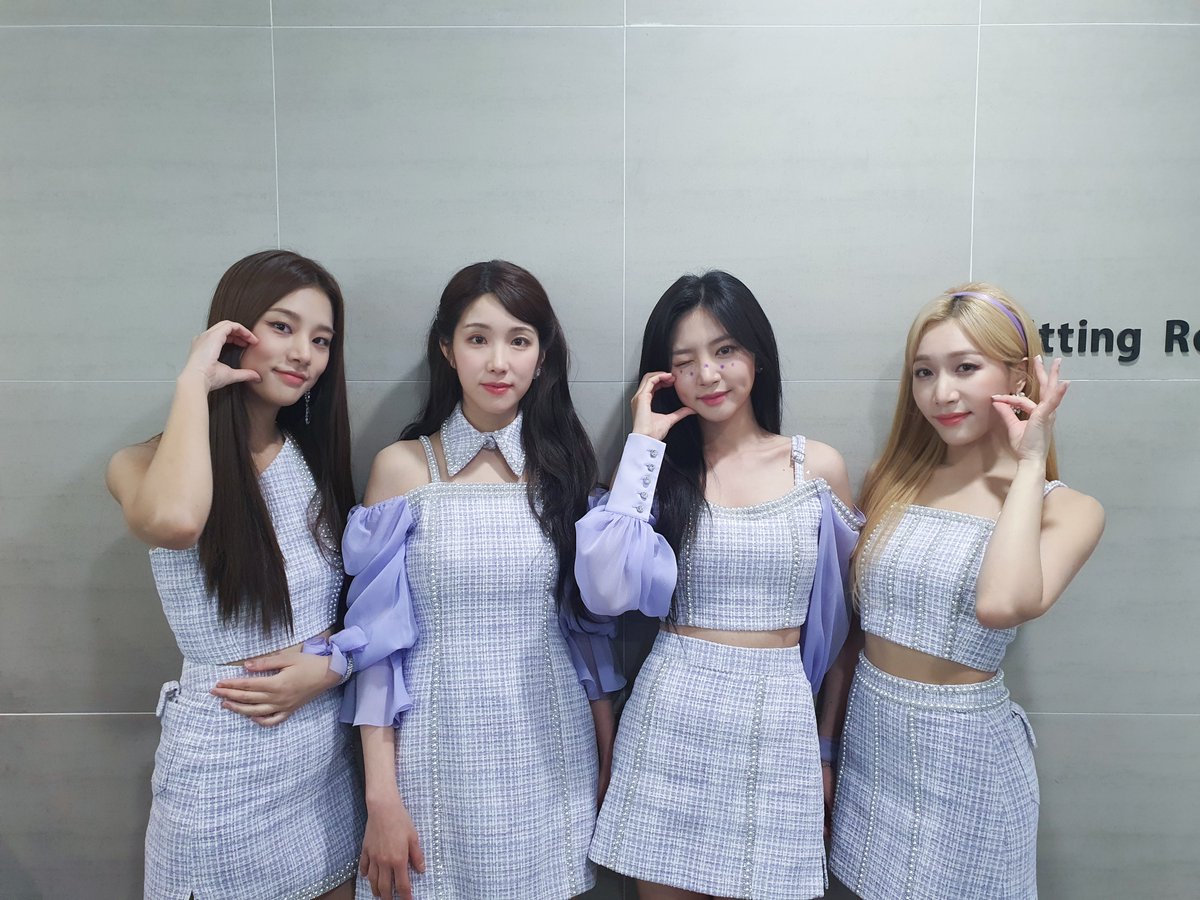 officialLABOUM's tweet photo. [#라붐]

깜짝 스페셜 무대 #상상더하기 와 #아로아로 부터 
#KissKiss 까지 오늘도 우리 라부미들은 사랑스러움이 뿜뿜💕

#LABOUM #BLOSSOM
#키스키스 #KissKiss
#다시_만나_설레게_해 https://t.co/nV7yjR4Hit